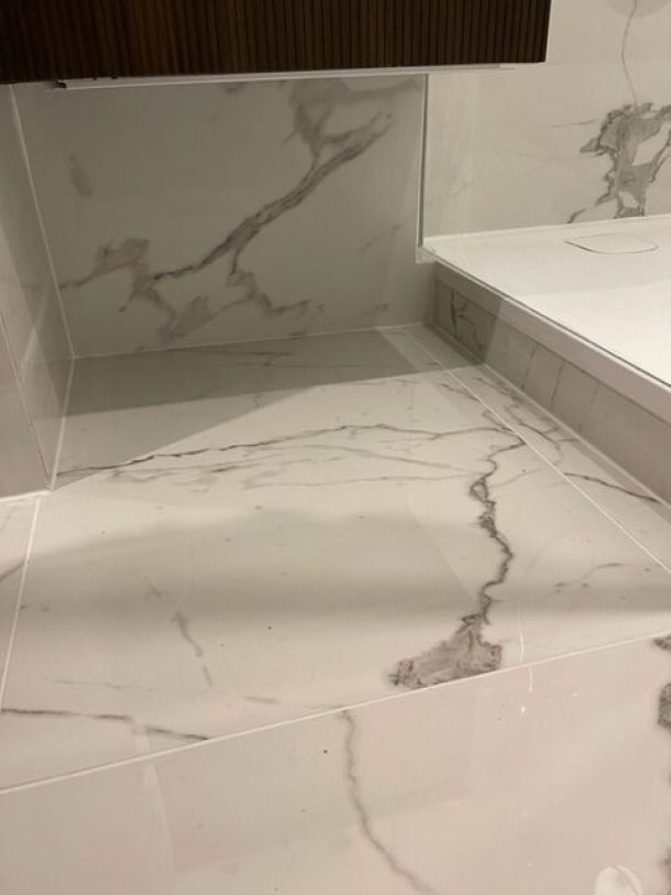Rénovation complète d’une salle de bain avec éclairage LED et WC suspendu