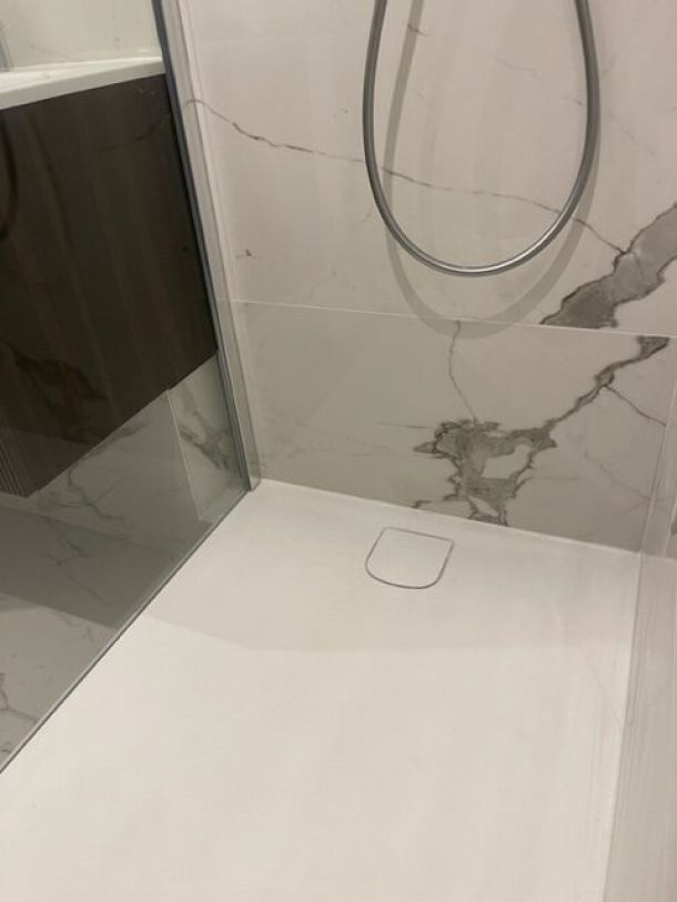 Rénovation complète d’une salle de bain avec éclairage LED et WC suspendu