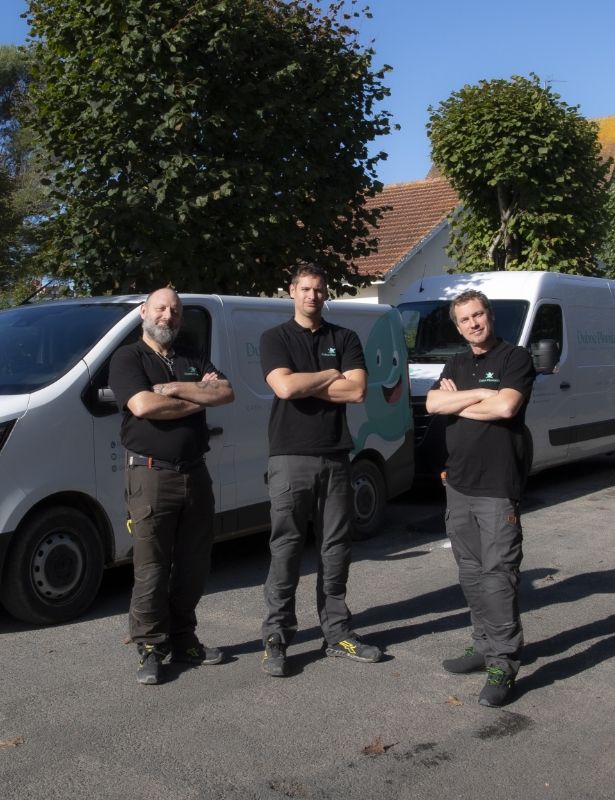 L'équipe Duboc Plomberie et leurs camions