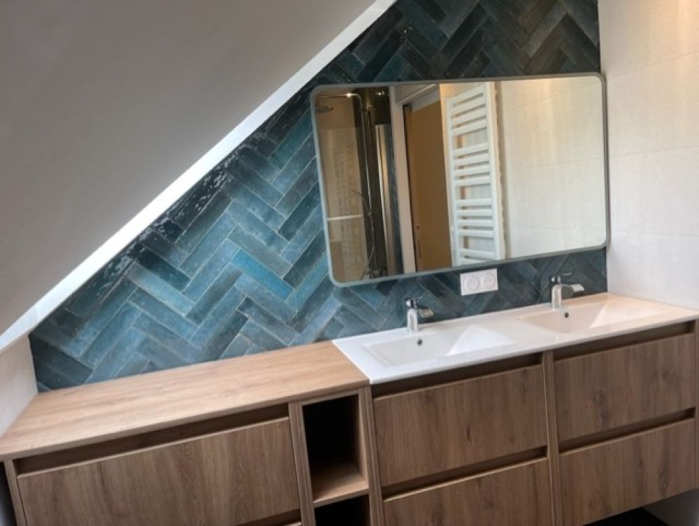 Rénovation complète d’une salle de bain avec sol grand format et niche LED