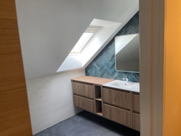 Rénovation complète d’une salle de bain avec sol grand format et niche LED