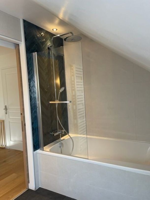 Rénovation complète d’une salle de bain avec sol grand format et niche LED