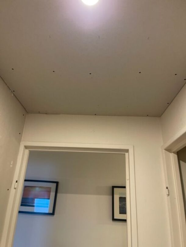 Rénovation complète d’une salle de bain avec éclairage LED et WC suspendu