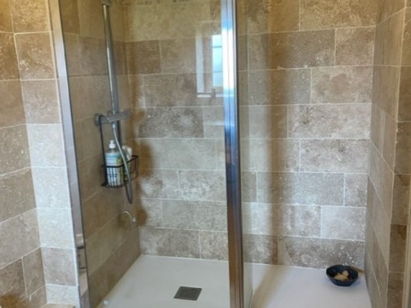 Rénovation complète d’une salle de bain avec douche en travertin