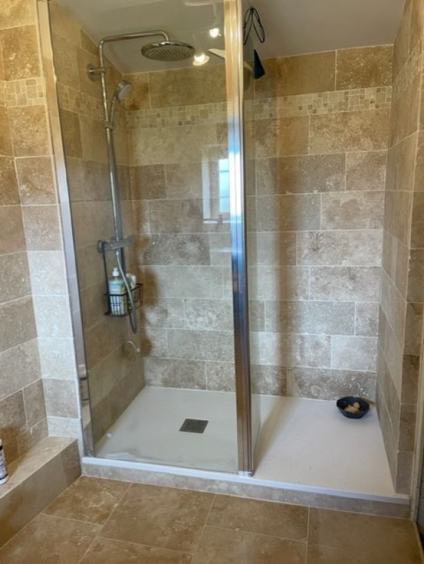 Rénovation complète d’une salle de bain avec douche en travertin
