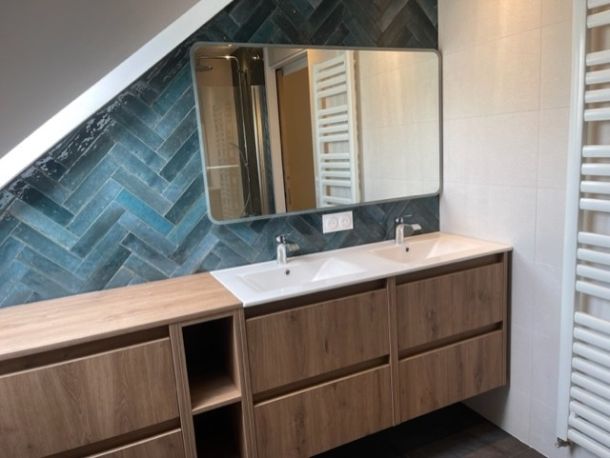 Rénovation complète d’une salle de bain avec sol grand format et niche LED