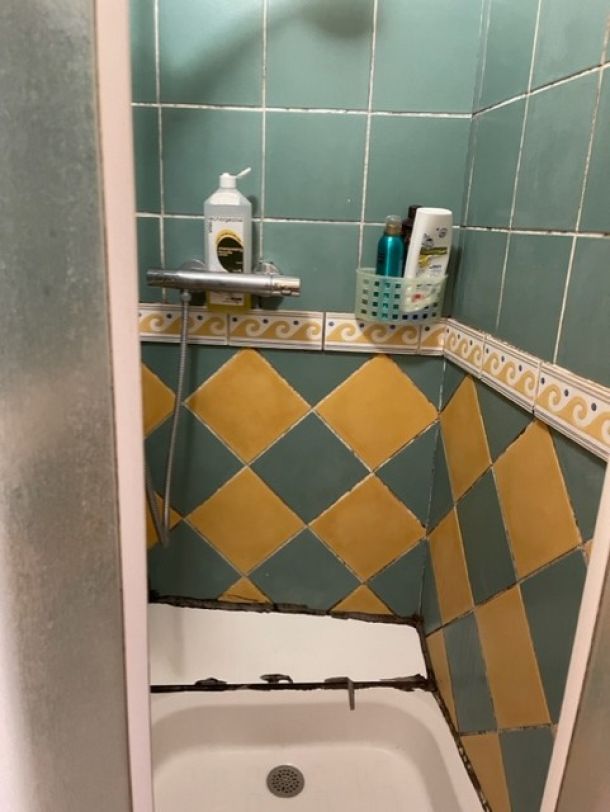 Rénovation complète d’une salle de bain avec douche en travertin