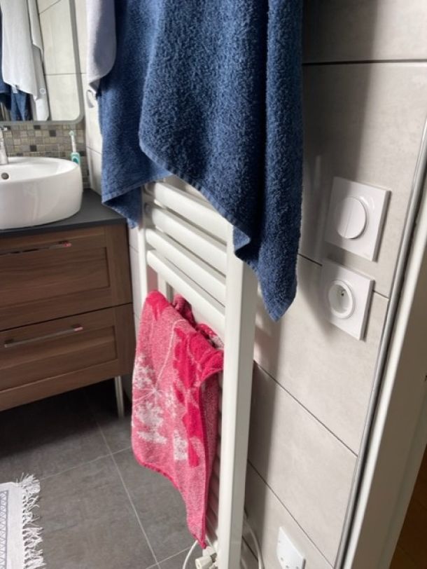 Rénovation complète d’une salle de bain avec sol grand format et niche LED