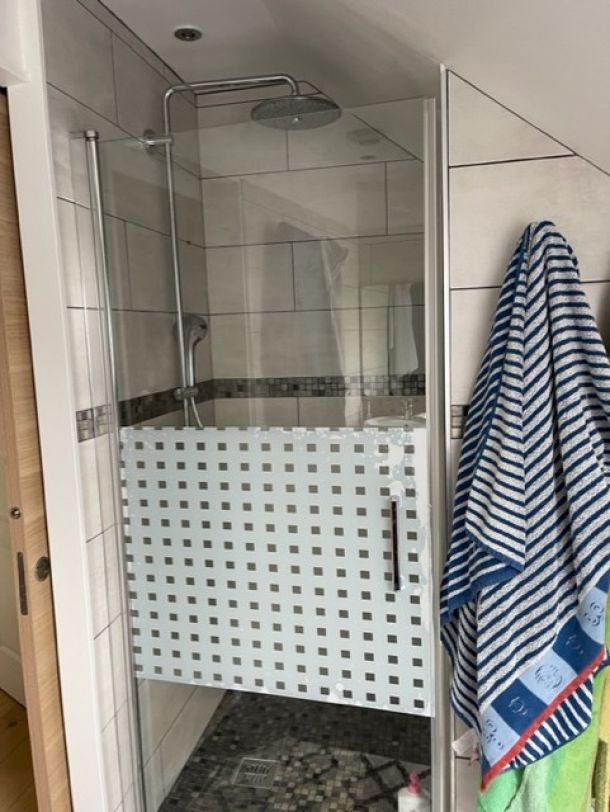 Rénovation complète d’une salle de bain avec sol grand format et niche LED