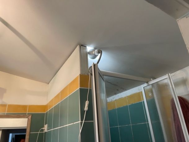 Rénovation complète d’une salle de bain avec douche en travertin