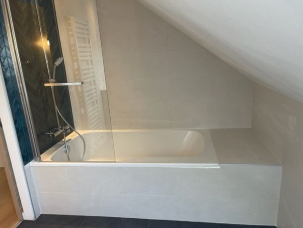 Rénovation complète d’une salle de bain avec sol grand format et niche LED