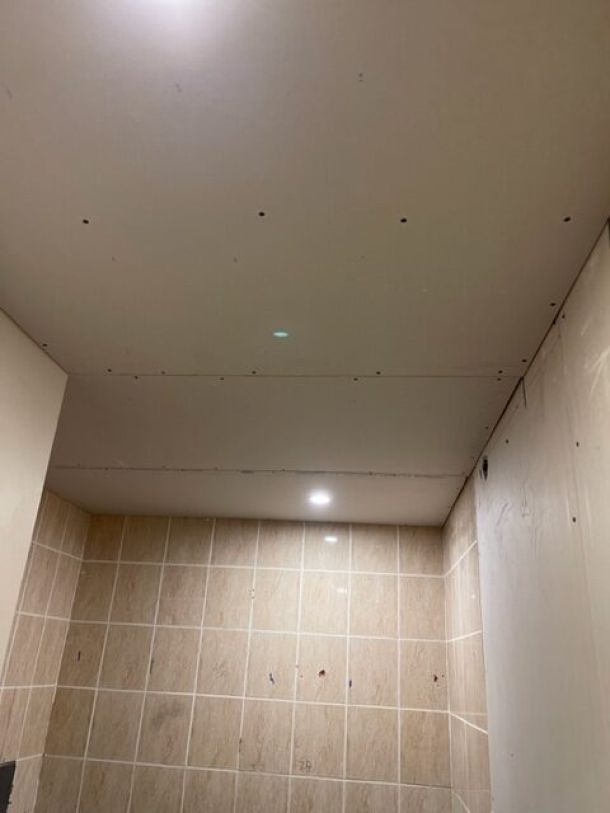 Rénovation complète d’une salle de bain avec éclairage LED et WC suspendu