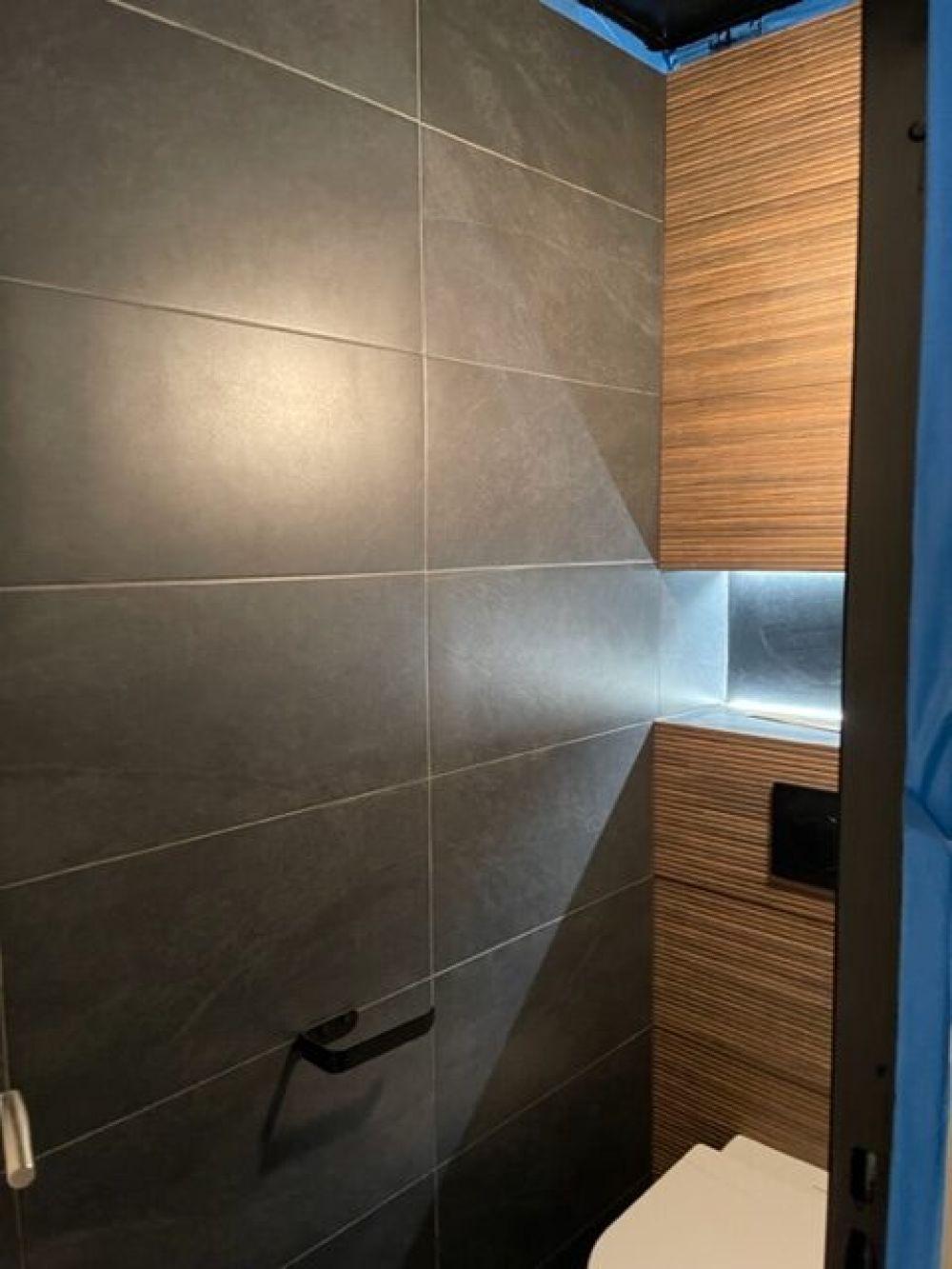 Rénovation complète d’une salle de bain avec éclairage LED et WC suspendu