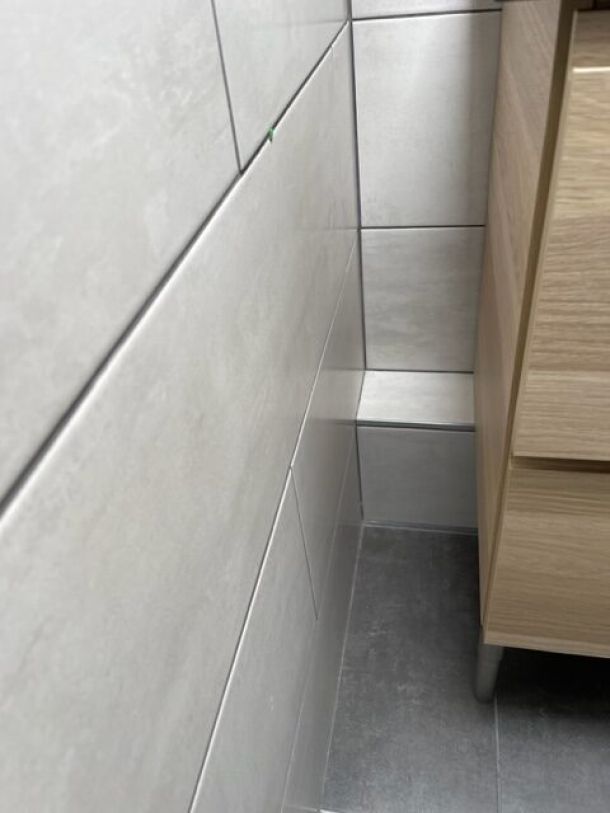 Rénovation complète d’une salle de bain avec sol grand format et niche LED