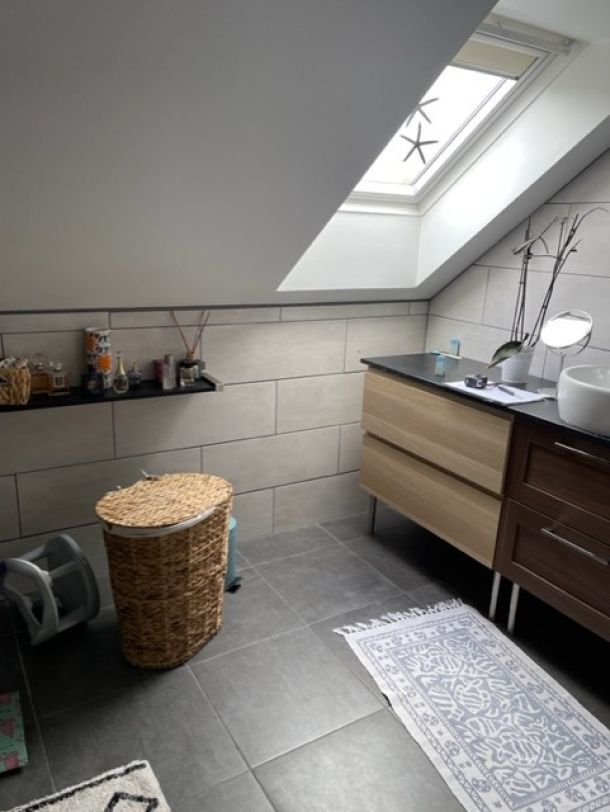 Rénovation complète d’une salle de bain avec sol grand format et niche LED