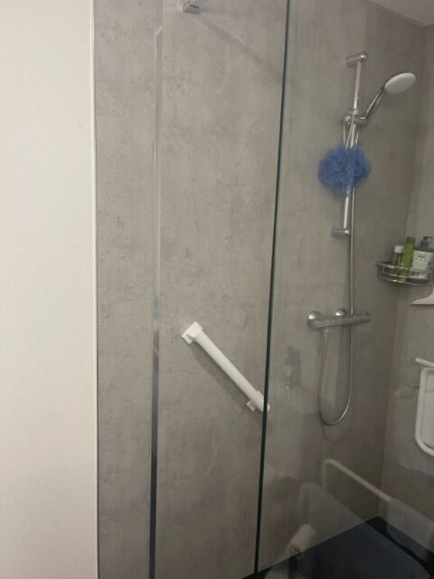 Rénovation complète d’une salle de bain avec éclairage LED et WC suspendu