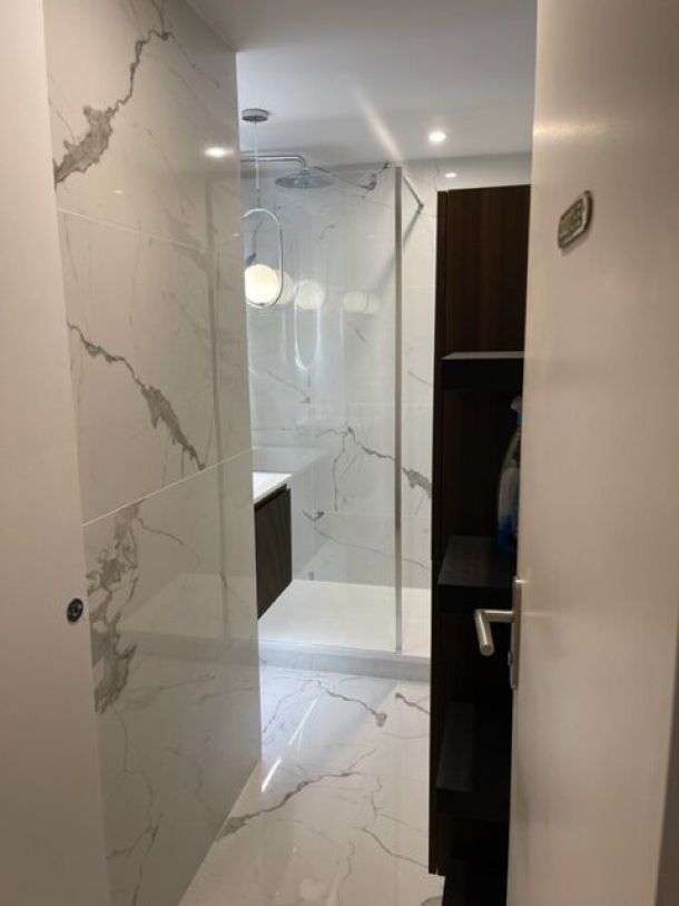 Rénovation complète d’une salle de bain avec éclairage LED et WC suspendu