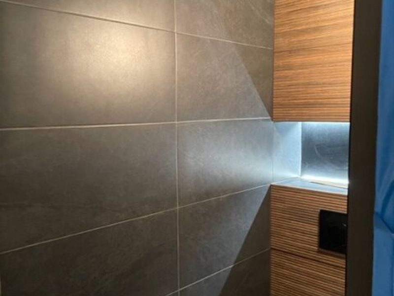 Rénovation complète d’une salle de bain avec éclairage LED et WC suspendu