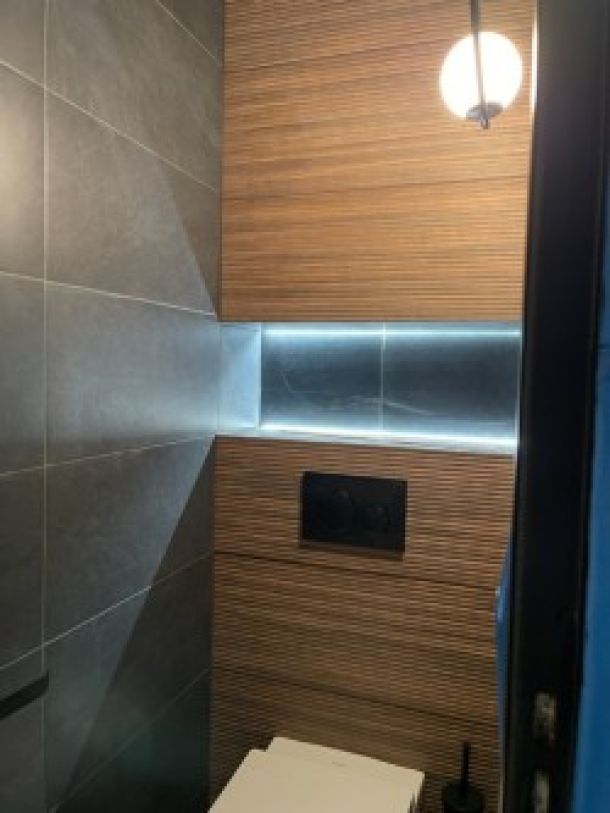 Rénovation complète d’une salle de bain avec éclairage LED et WC suspendu