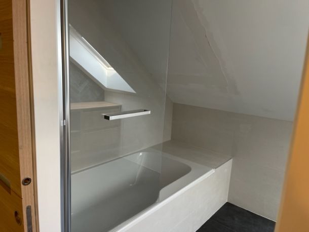 Rénovation complète d’une salle de bain avec sol grand format et niche LED