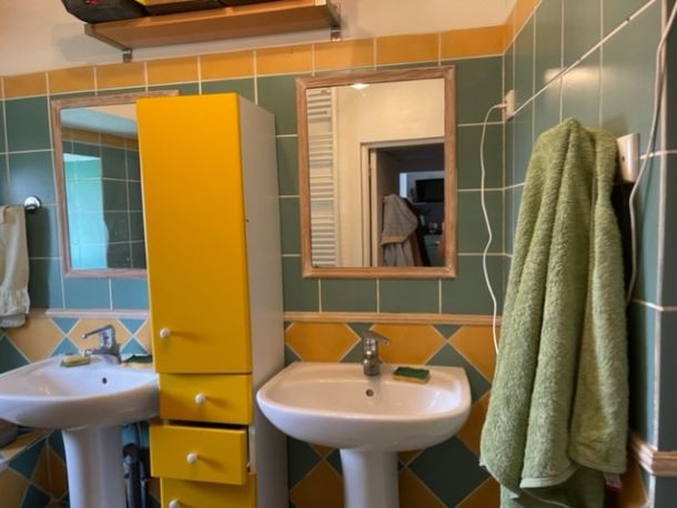 Rénovation complète d’une salle de bain avec douche en travertin