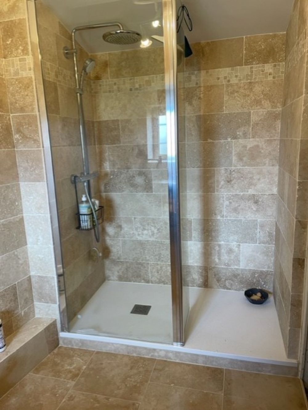 Rénovation complète d’une salle de bain avec douche en travertin