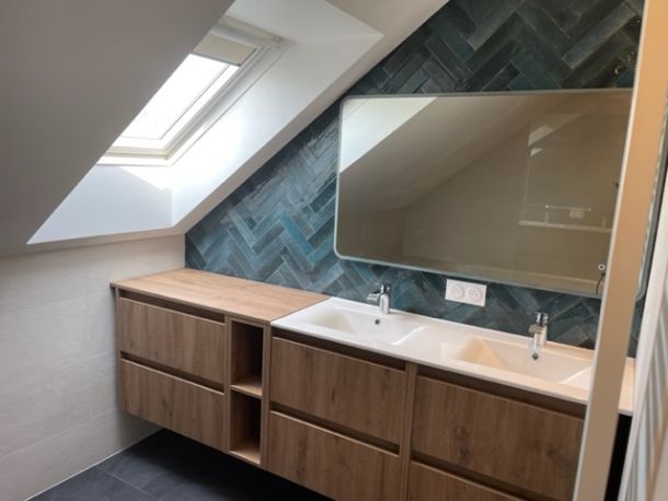 Rénovation complète d’une salle de bain avec sol grand format et niche LED