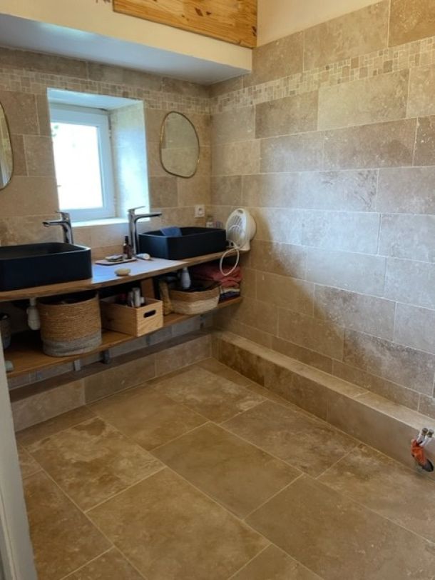 Rénovation complète d’une salle de bain avec douche en travertin
