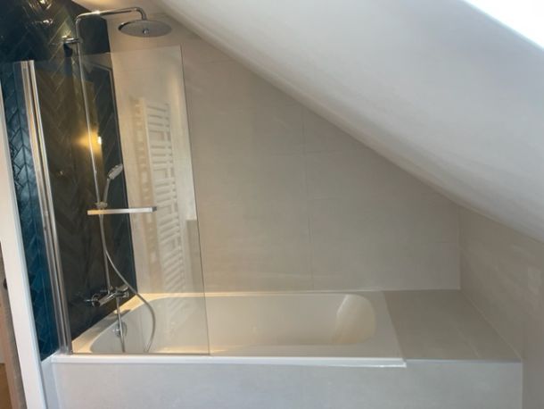 Rénovation complète d’une salle de bain avec sol grand format et niche LED