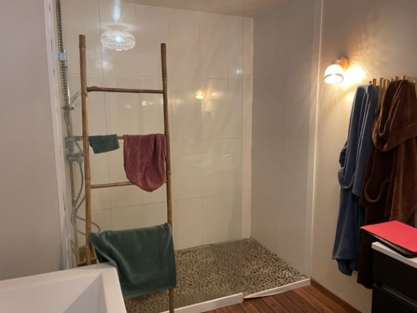 Rénovation complète d’une salle de bain avec éclairage LED et WC suspendu