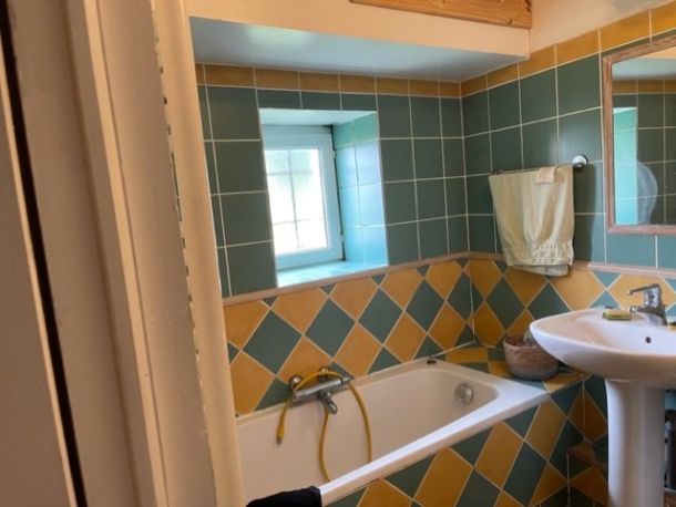 Rénovation complète d’une salle de bain avec douche en travertin