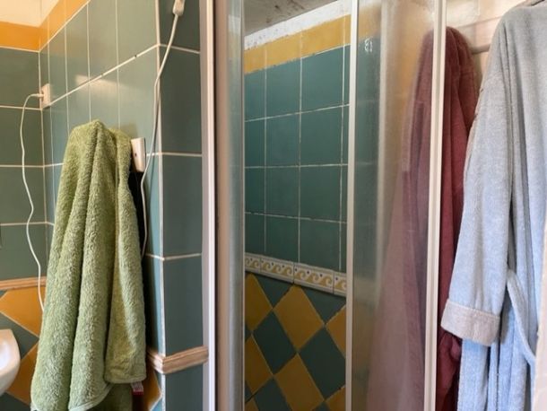 Rénovation complète d’une salle de bain avec douche en travertin