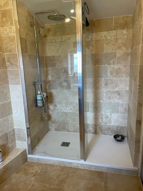 Rénovation complète d’une salle de bain avec douche en travertin